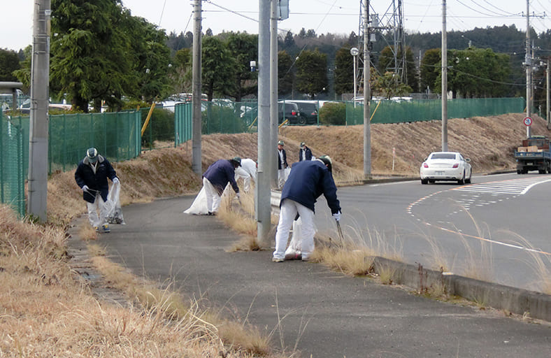 Participation in the industrial park cleanup activities (Kitsuregawa)