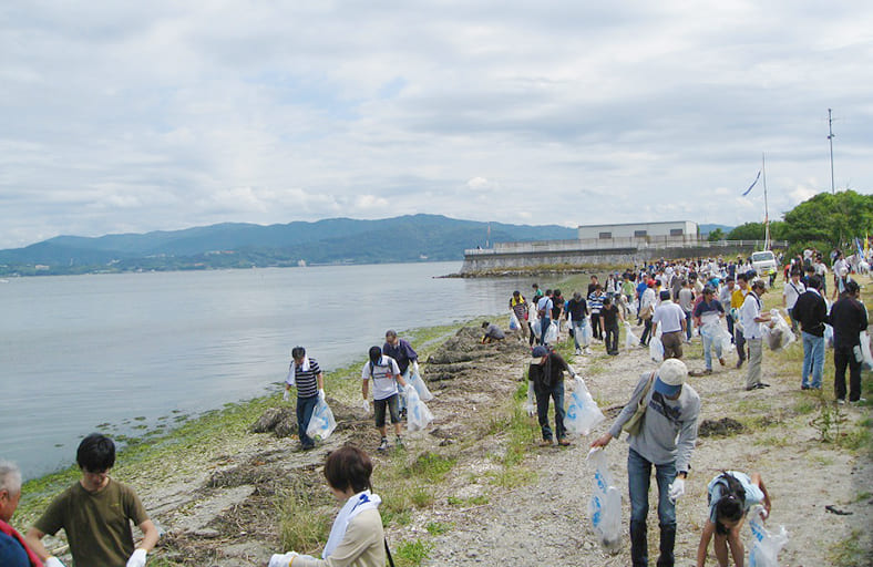 地域の清掃活動に参加（浜名湖）